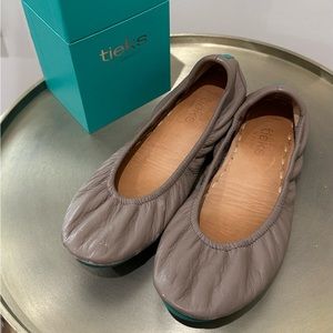 Tiek Flats size 6